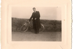 Edmond dans les vignes avec sa bicyclette