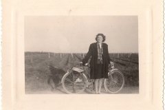 Madeleine dans les vignes avec sa bicyclette